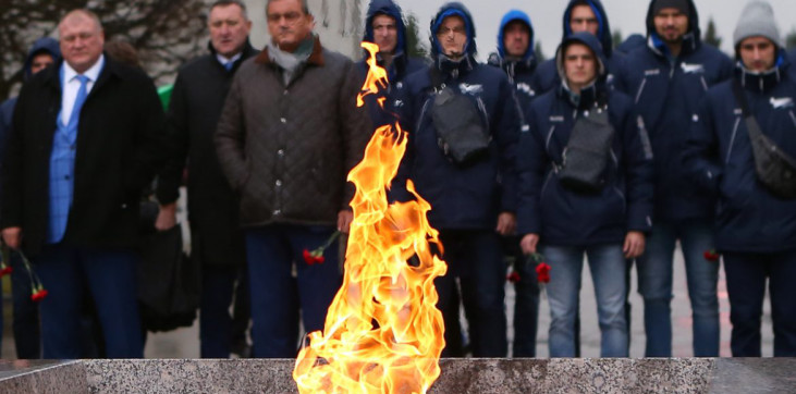 Зенитовцы посетили Пискаревское кладбище и побывали у вечного огня