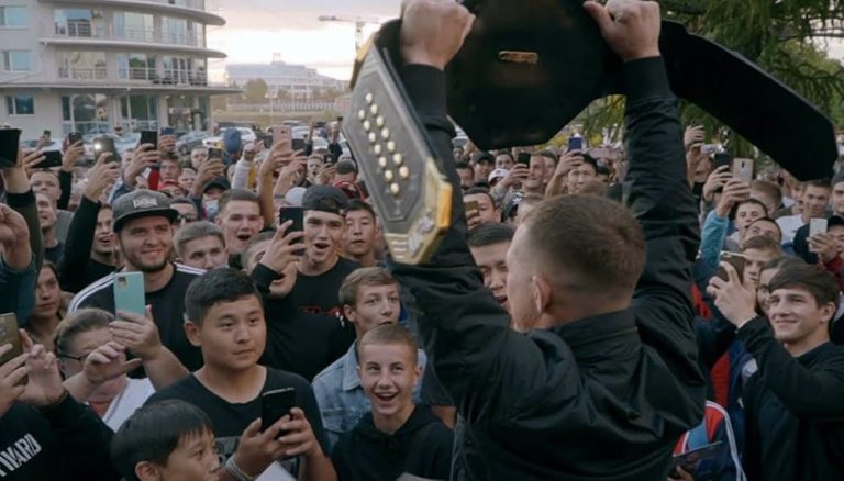 Петр Ян привез пояс чемпиона UFC в Омск