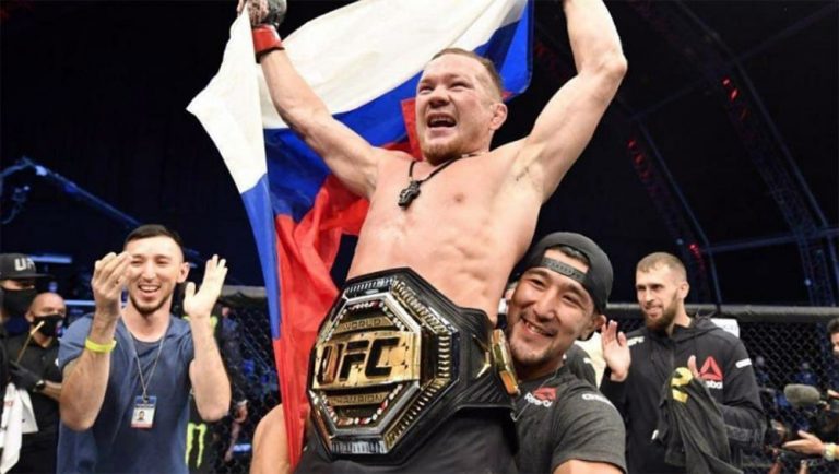 Петр Ян выиграл чемпионский пояс UFC со сломанной ногой