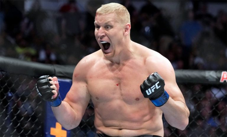 Сергей Павлович нокаутировал Деррика Льюиса на UFC 277