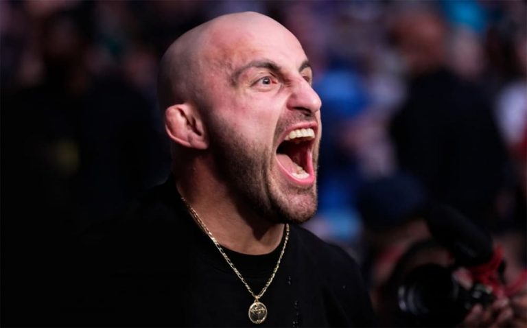 Российский блогер устроил пранк над лучшим бойцом UFC