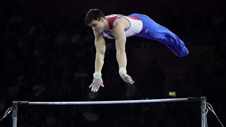 Трехкратный чемпион мира Никита Нагорный разделся во время исполнения сальто - фото