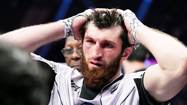 На турнире UFC скандал с участием российского бойца. Магомеда Анкалаева и Джонни Уокера сдержали охранники