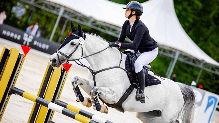 Анна Брусилова, конкуристка КСК Emerald Stables одержала победу в «Вивате» - фото