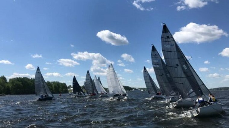 Чемпионат SB20 открылся с ветреной погодой