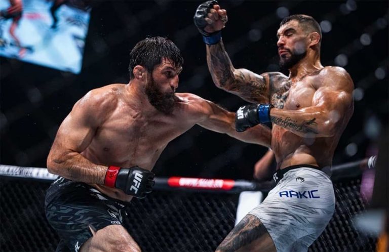 Магомед Анкалаев сразится за титул UFC.
